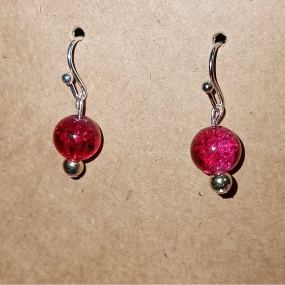 New red crackle glass petite Minimalist earrings hand crafted - Picture 2 of 2